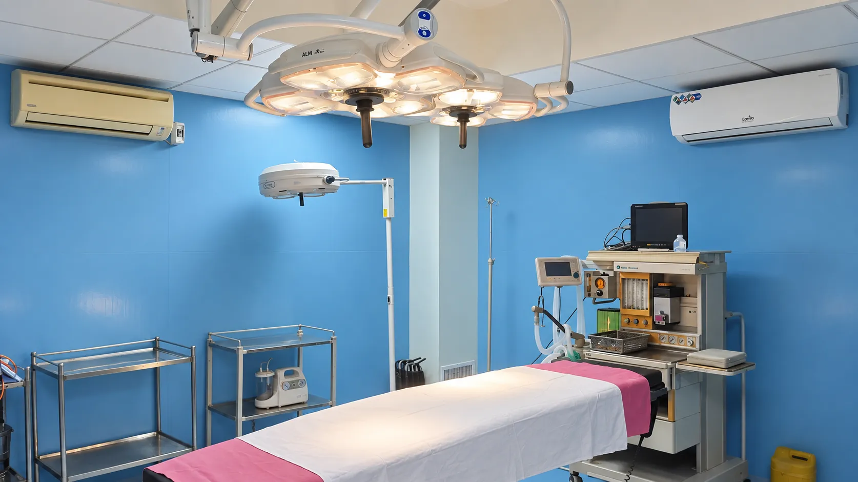 Cardiac operation theatre with surgical lights and anaesthesia equipment