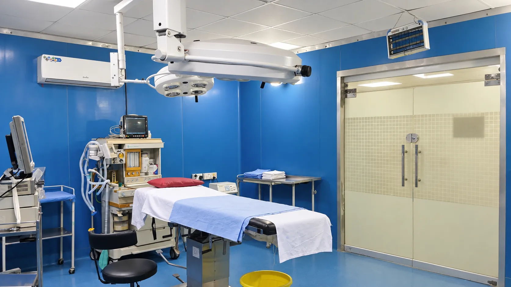Operating table and surgical lighting in the operation theatre